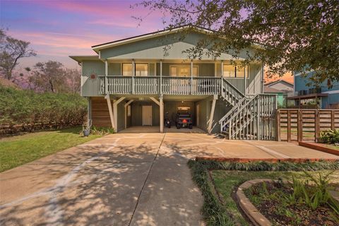 Homes For Sale - 221 Oak Road<br/> Clear Lake Shores, TX 77565