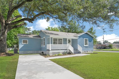 Photo of 400 Live Oak Street, Baytown, TX 77520 (MLS # 76755024)