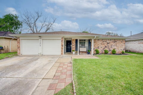 Photo of 11819 S Nottingham Circle, Houston, TX 77071 (MLS # 10598475)