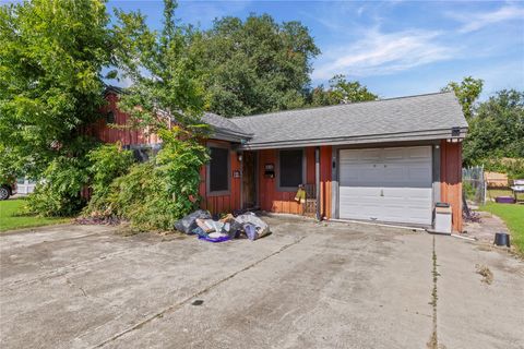 Photo of 516 Evans Street, Angleton, TX 77515 (MLS # 25541381)