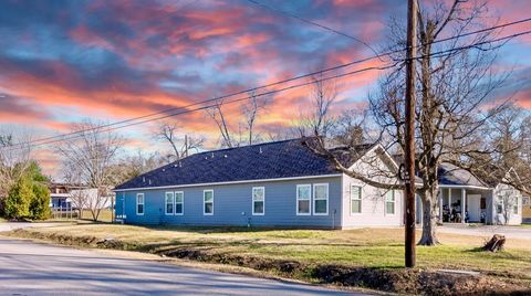 207 S Campbell Street A/B Willis TX 77378