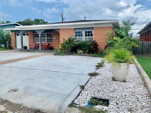 Photo of 1114 Bayou Circle, Galveston, TX 77551 (MLS # 72651947)