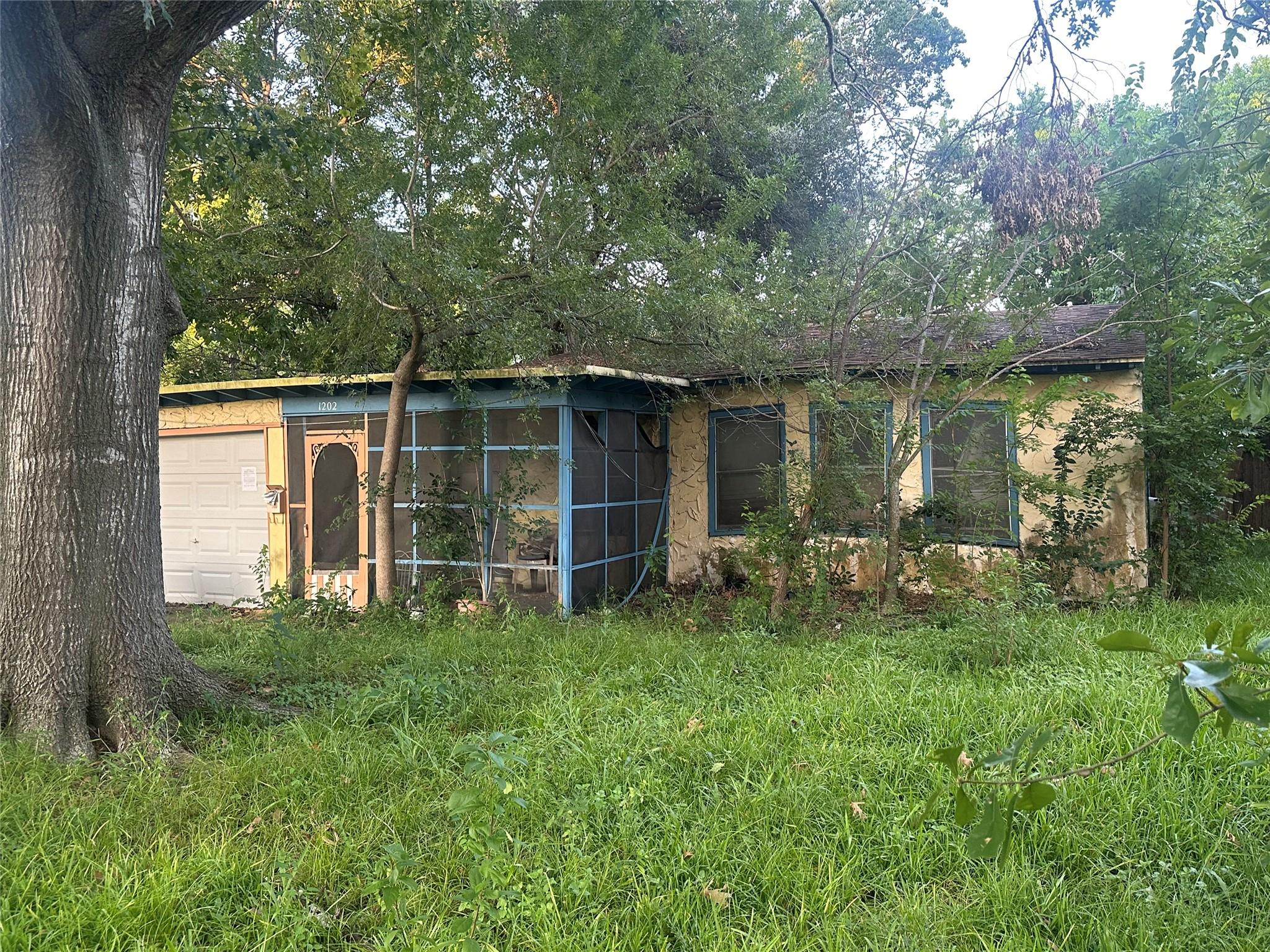1202 Howard Lane