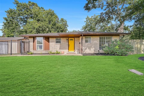 Photo of 115 S 8th Street, Alvin, TX 77511 (MLS # 58160805)