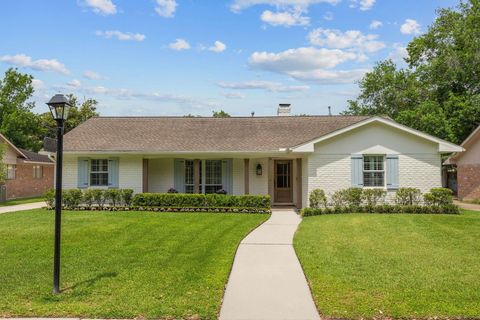 Photo of 10046 Meadow Lake Lane, Houston, TX 77042 (MLS # 33379762)