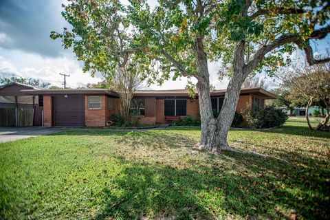 Photo of 218 Burnet Street, Port Lavaca, TX 77979 (MLS # 49649317)