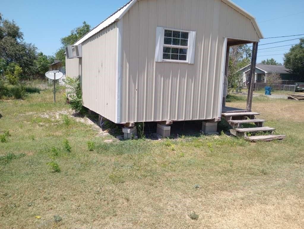 Photo of 826 Avenue C, Sinton, TX 78387 (MLS # 79718801)