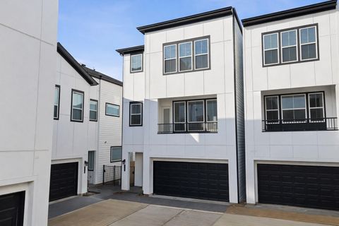 Photo of 2706 Grand Fountains Drive #H, Houston, TX 77054 (MLS # 39144920)