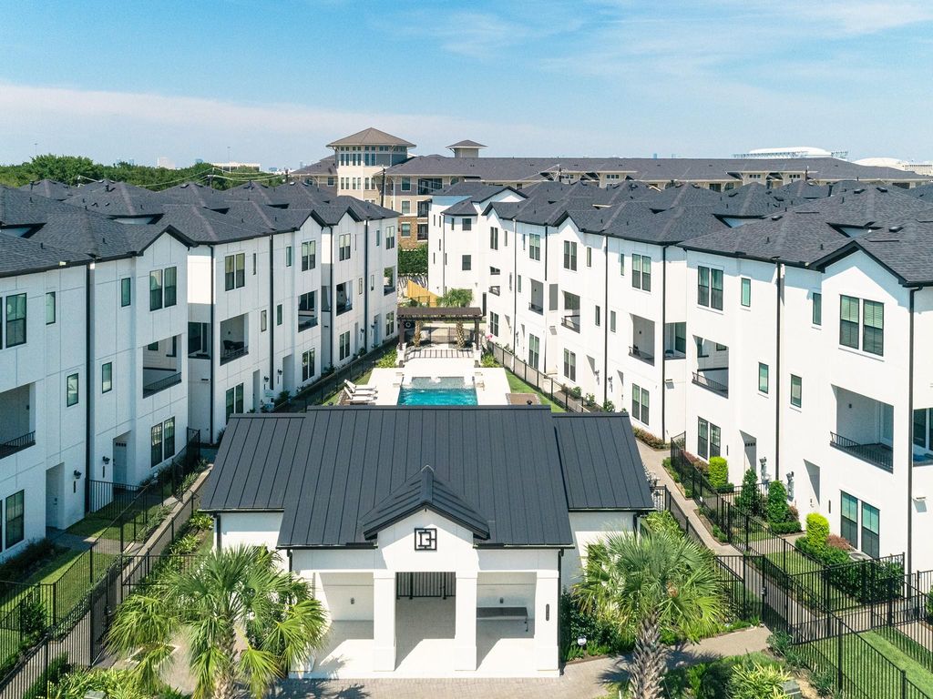 Photo of 2706 Grand Fountains Drive #H, Houston, TX 77054 (MLS # 39144920)