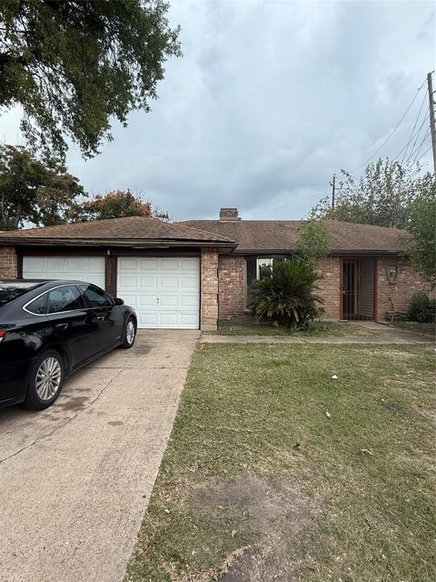 Photo of 10922 W Bellfort Avenue S, Houston, TX 77099 (MLS # 9401693) Photo of 10922 W Bellfort Avenue S, Houston, TX 77099 (MLS # 9401693)