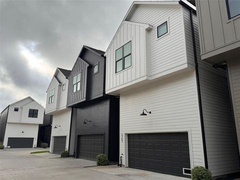 Photo of 2705 Oakwood Crest Lane, Houston, TX 77018 (MLS # 54675654)