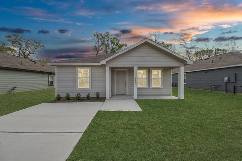 Photo of 809 Jefferson Ave, Cleveland, TX 77327 (MLS # 65425308)