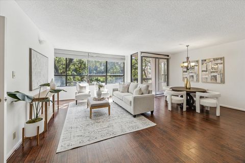 Photo of 5150 Hidalgo Street #204, Houston, TX 77056 (MLS # 72281208)