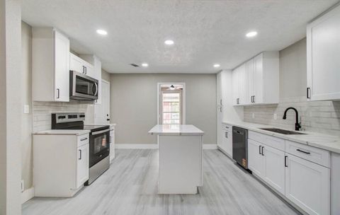 1007 San Jacinto St Highlands TX 77562