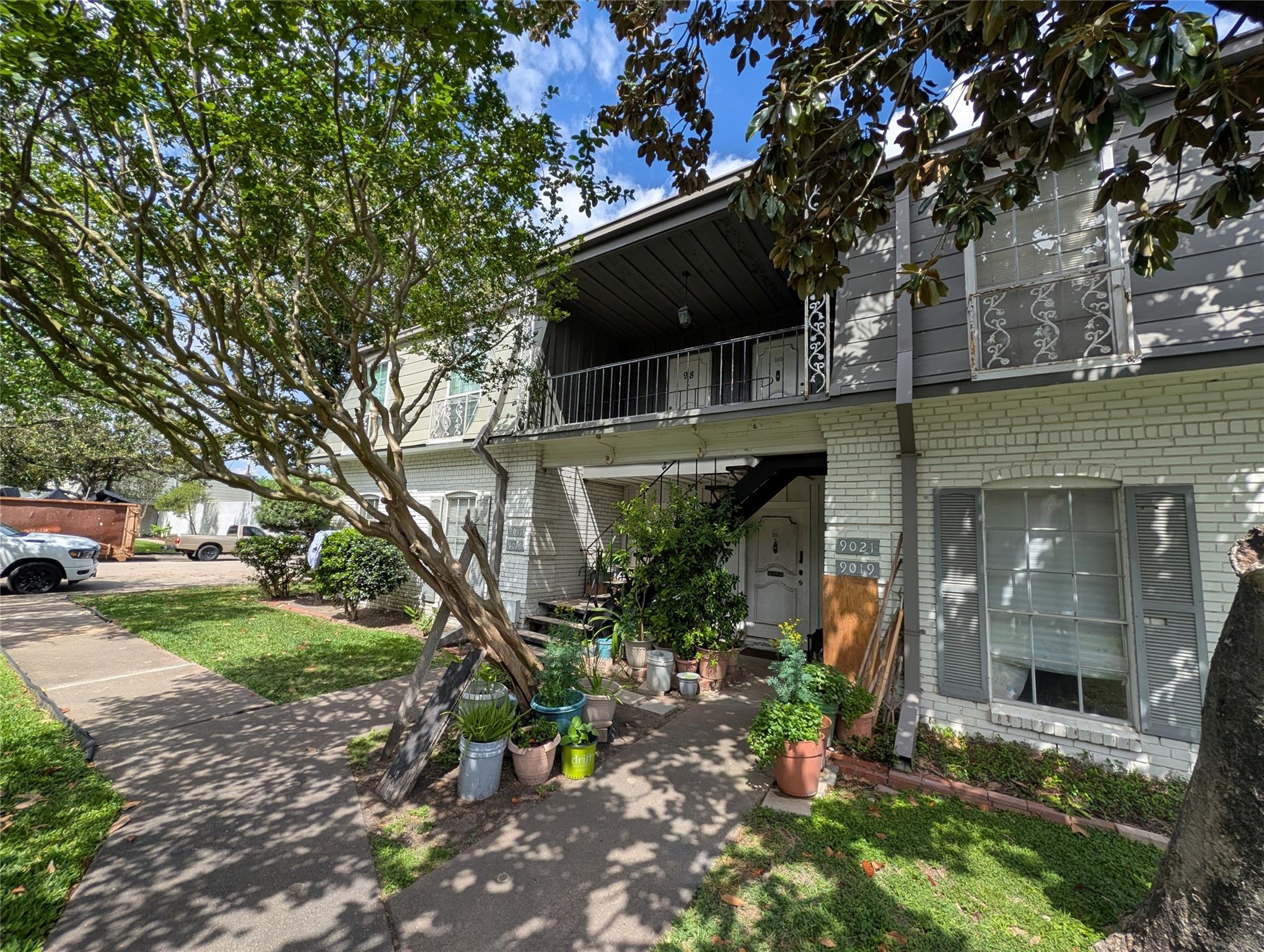 9017 Rue Cambon Street 98