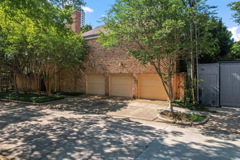 Photo of 2219 Dickey Place, Houston, TX 77019 (MLS # 34881868)