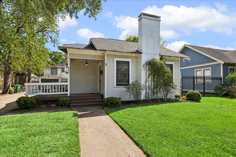Photo of 824 W Melwood Street, Houston, TX 77009 (MLS # 53183943)