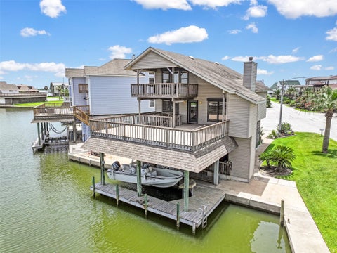 Photo of 214 Easterly Drive, Tiki Island, TX 77554 (MLS # 29407811)