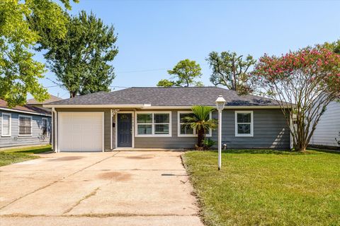 Photo of 6742 Feldspar Street, Houston, TX 77092 (MLS # 81135382)