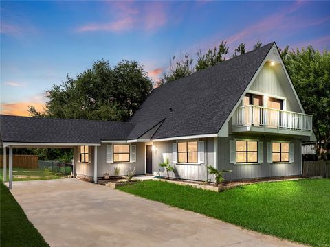 Photo of 305 Johnson Avenue, Palacios, TX 77465 (MLS # 16436335) Photo of 305 Johnson Avenue, Palacios, TX 77465 (MLS # 16436335)