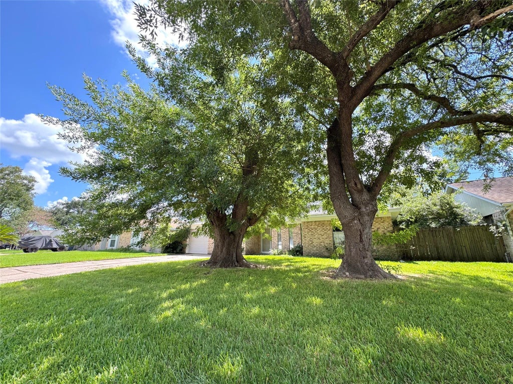 Photo of 2109 Kingsway Drive, League City, TX 77573 (MLS # 91528788)
