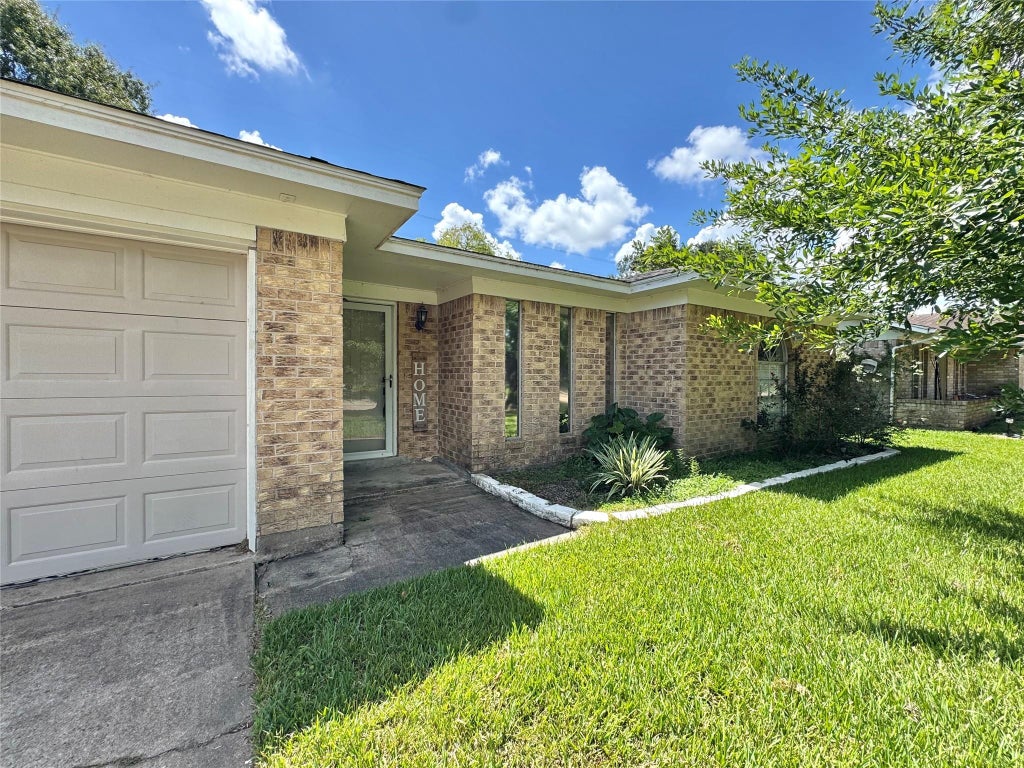 Photo of 2109 Kingsway Drive, League City, TX 77573 (MLS # 91528788)