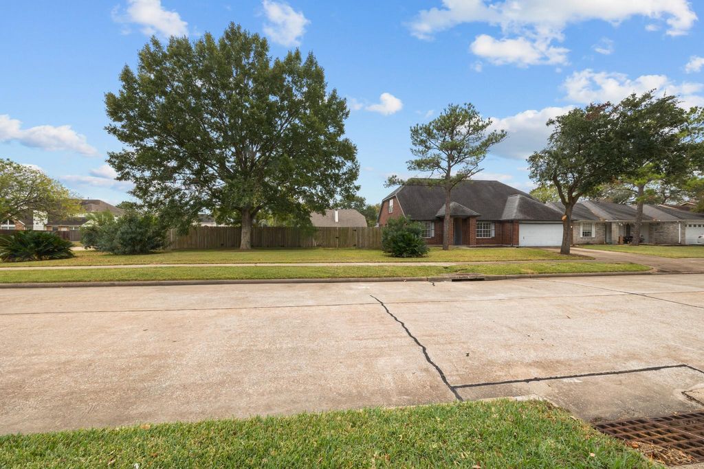 Photo of 10938 Graywood Court, La Porte, TX 77571 (MLS # 29051745)