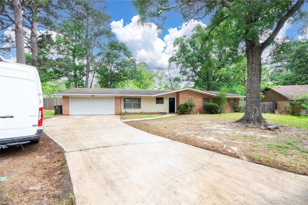 Photo of 2 Circle Drive, Conroe, TX 77301 (MLS # 72816576)