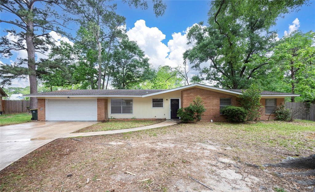 Photo of 2 Circle Drive, Conroe, TX 77301 (MLS # 72816576)