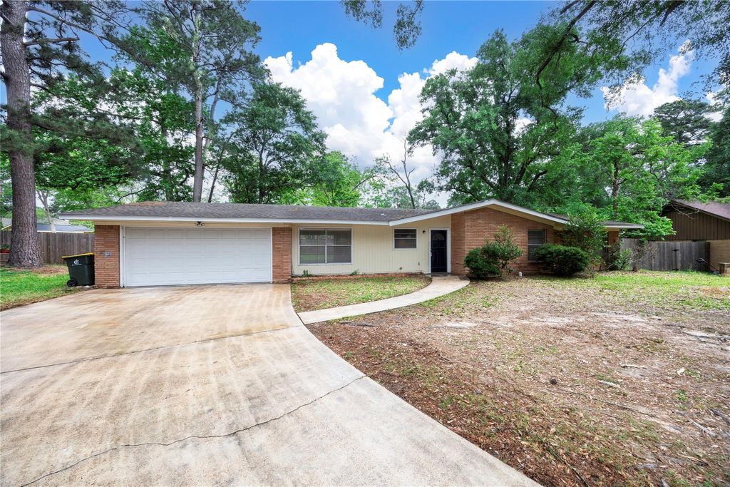 Photo of 2 Circle Drive, Conroe, TX 77301 (MLS # 72816576)