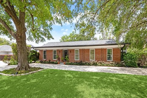 Photo of 1902 Chimney Rock Road, Houston, TX 77056 (MLS # 57259562)