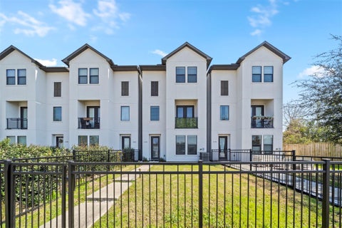 Photo of 1136 Wycliffe Drive, Houston, TX 77043 (MLS # 92550238)