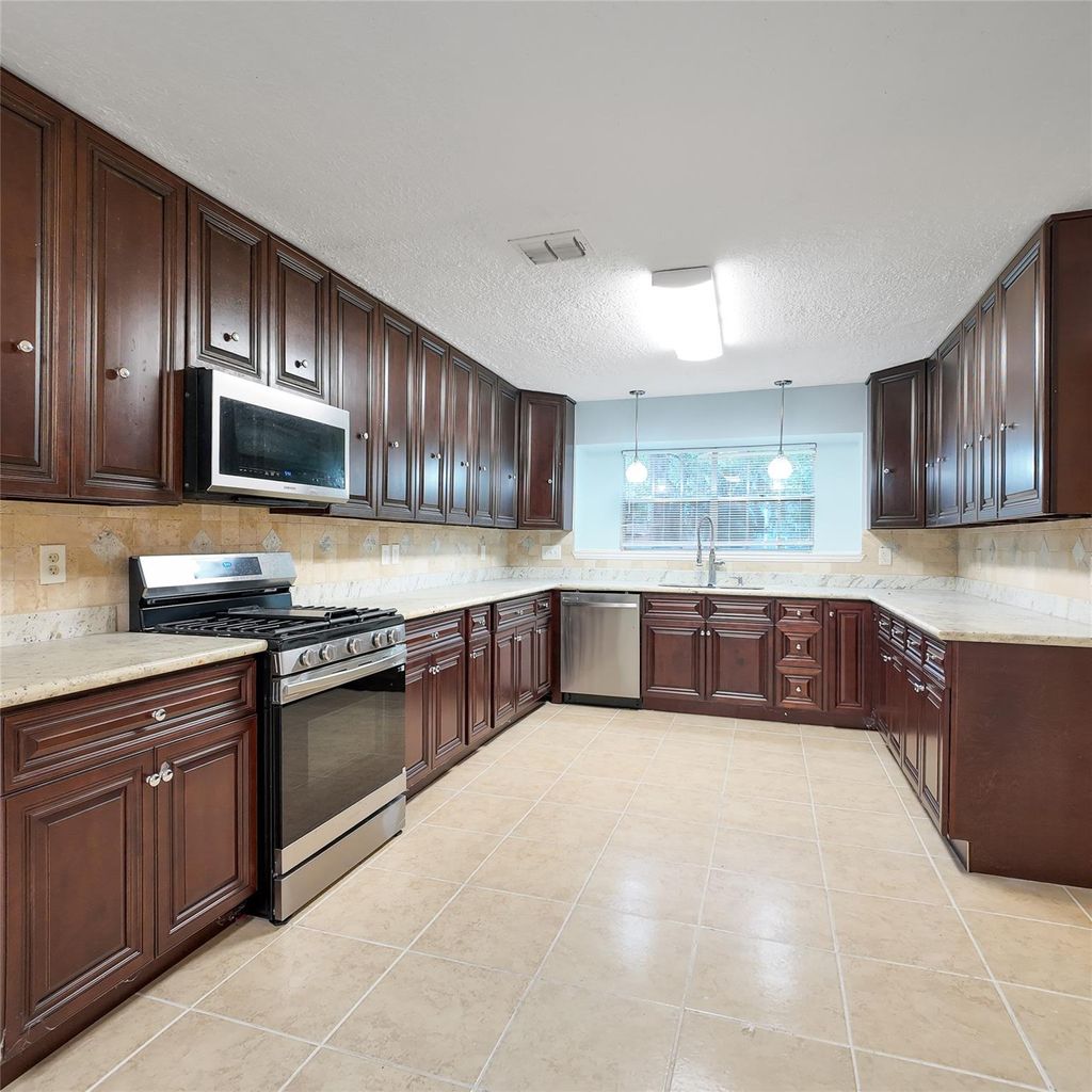 Photo of 813 Glen Hollow Court, Conroe, TX 77385 (MLS # 70681926)