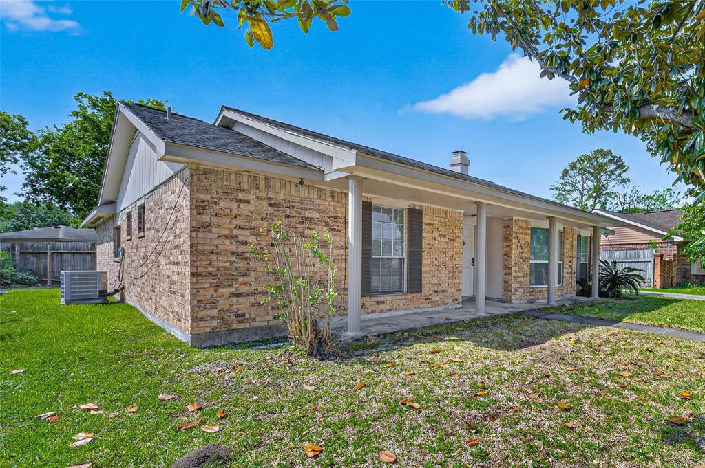 Photo of 12711 Shannon Hills Drive, Houston, TX 77099 (MLS # 60355563)