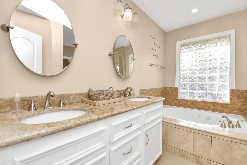 Photo of 4525 Waycross Drive, Houston, TX 77035 (MLS # 11483200)