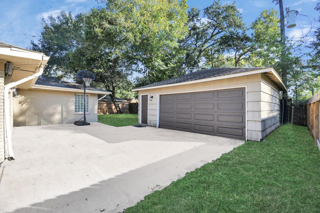 Photo of 4525 Waycross Drive, Houston, TX 77035 (MLS # 11483200)