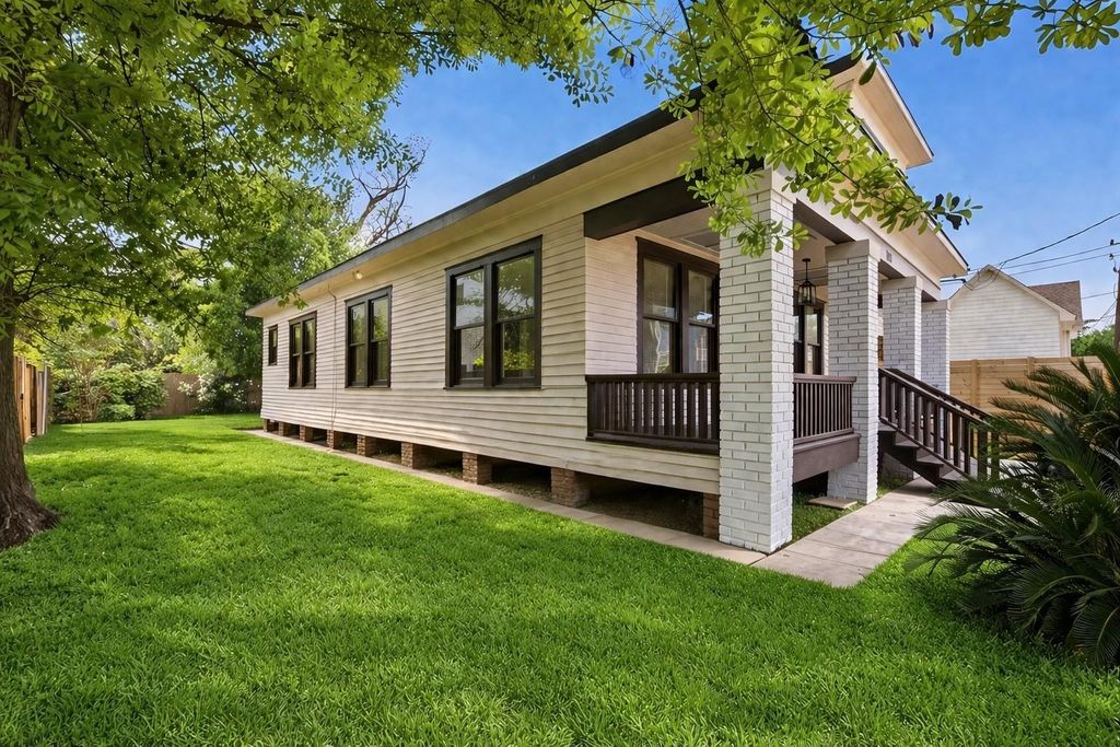 Photo of 1211 Bingham Street, Houston, TX 77007 (MLS # 55852323)