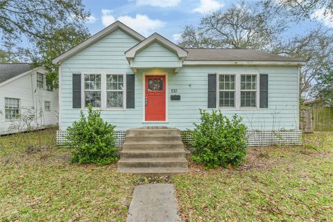 Homes For Sale - 810 10th Avenue<br/> Texas City, TX 77590