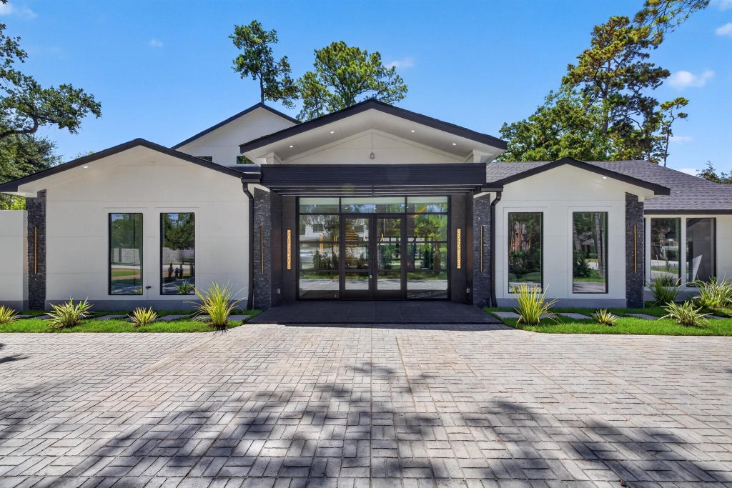 Photo of 11823 Memorial Drive, Houston, TX 77024 (MLS # 96917596)