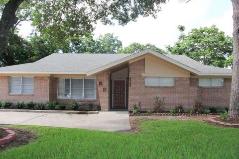 Photo of 5566 Beechnut Street, Houston, TX 77096 (MLS # 16650453)