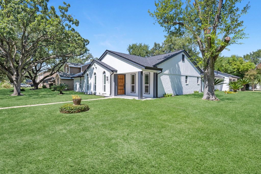 Photo of 11402 Ash Creek Drive, Houston, TX 77043 (MLS # 74180629)
