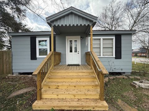 Photo of 4114 Victoria Avenue, Dickinson, TX 77539 (MLS # 46296089)
