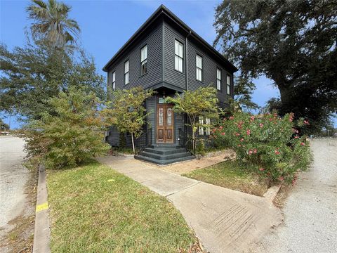 Photo of 3128 Avenue L, Galveston, TX 77550 (MLS # 29398198)