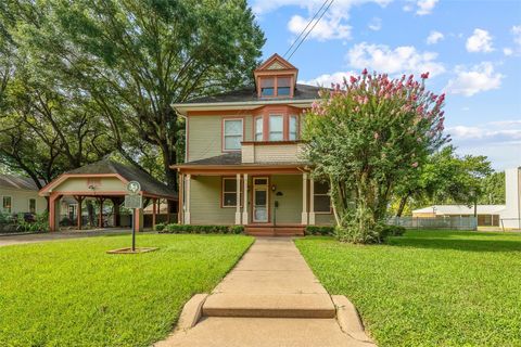 Photo of 717 E Houston Avenue, Crockett, TX 75835 (MLS # 56461006)