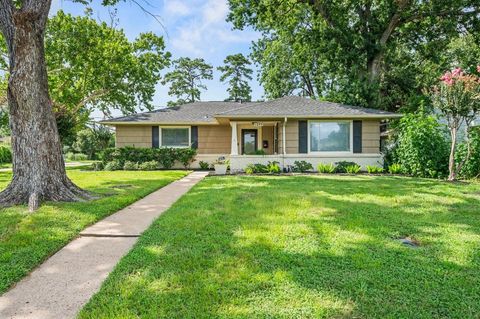 Photo of 1526 Du Barry Lane, Houston, TX 77018 (MLS # 33635603)
