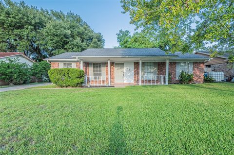 Photo of 523 International Village, Humble, TX 77338 (MLS # 97054243)