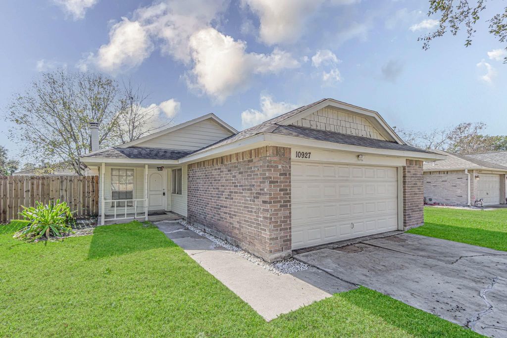 Photo of 10927 Spanish Grant Drive, Sugar Land, TX 77498 (MLS # 32545607)