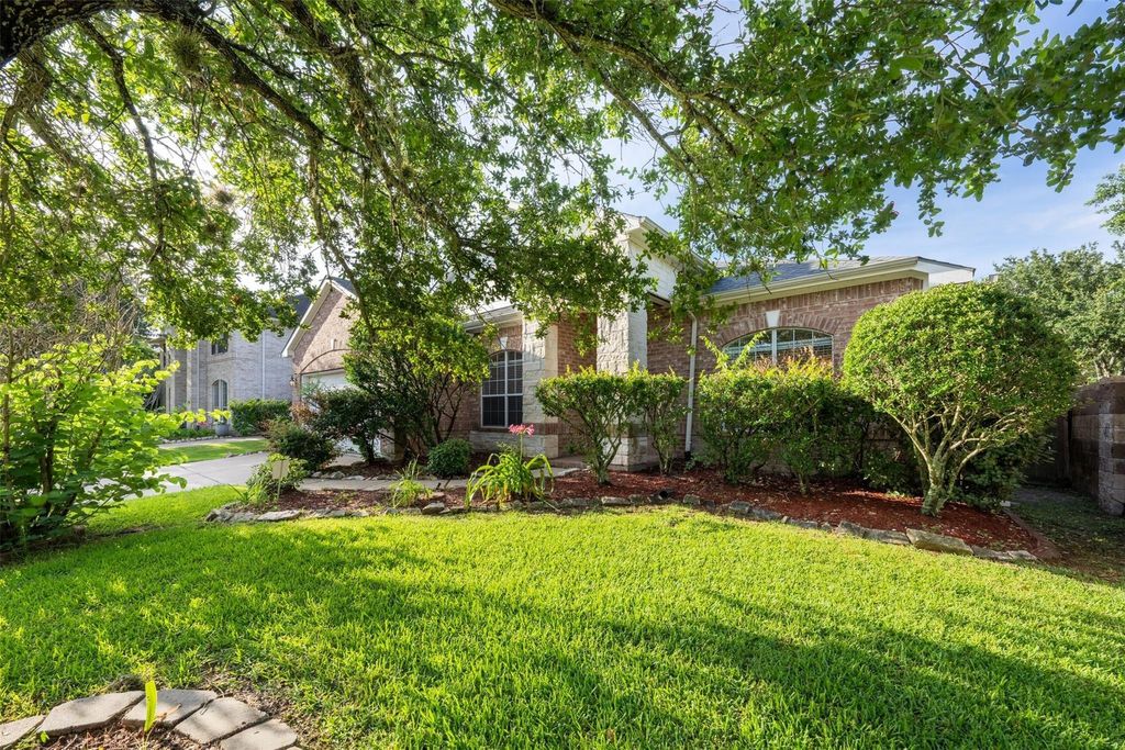 Photo of 13727 Charterhouse Way Way, Sugar Land, TX 77498 (MLS # 80491049)