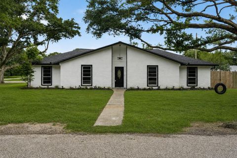 Photo of 9 Robin Drive, Alvin, TX 77511 (MLS # 37207840)