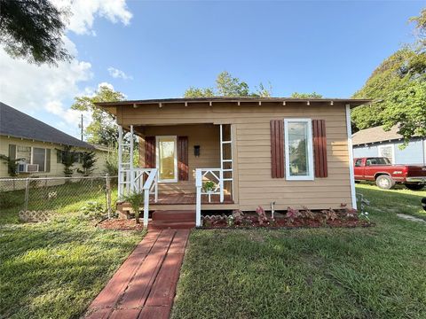 Photo of 119 E Fayle Street, Baytown, TX 77520 (MLS # 84711844)